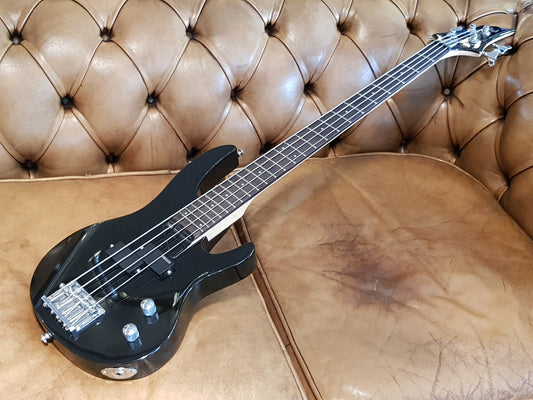 Begynder el-bas guitar med guitarrem og plektre.