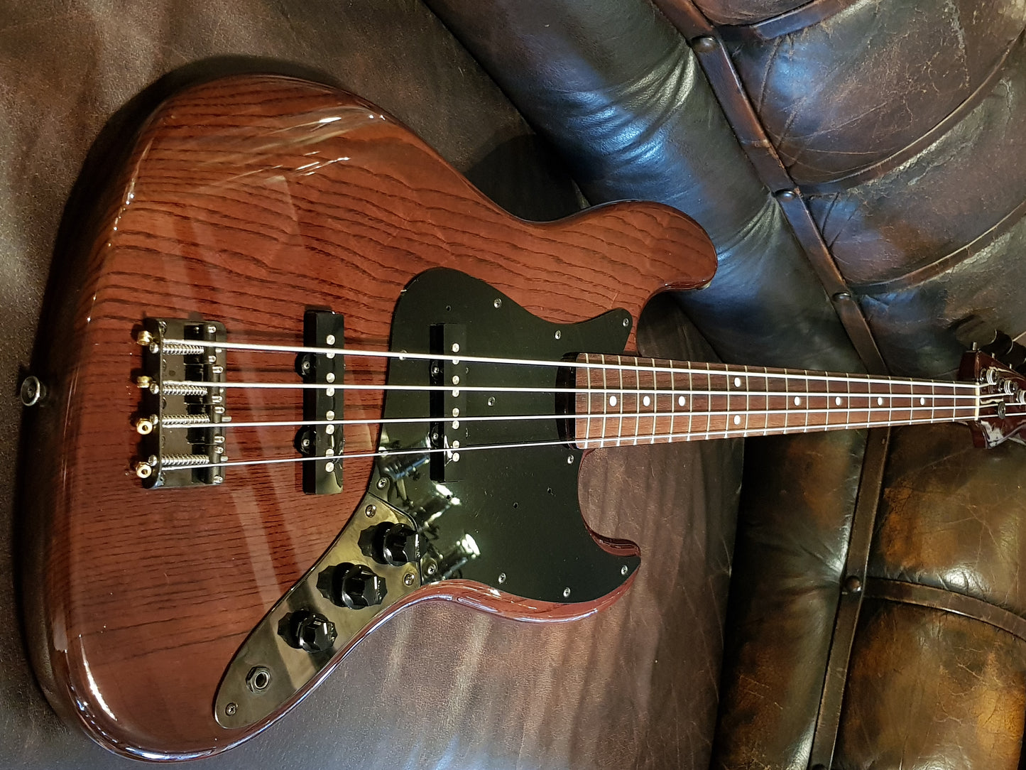 **SOLD** Fender Jazzbas Walnut MIJ.