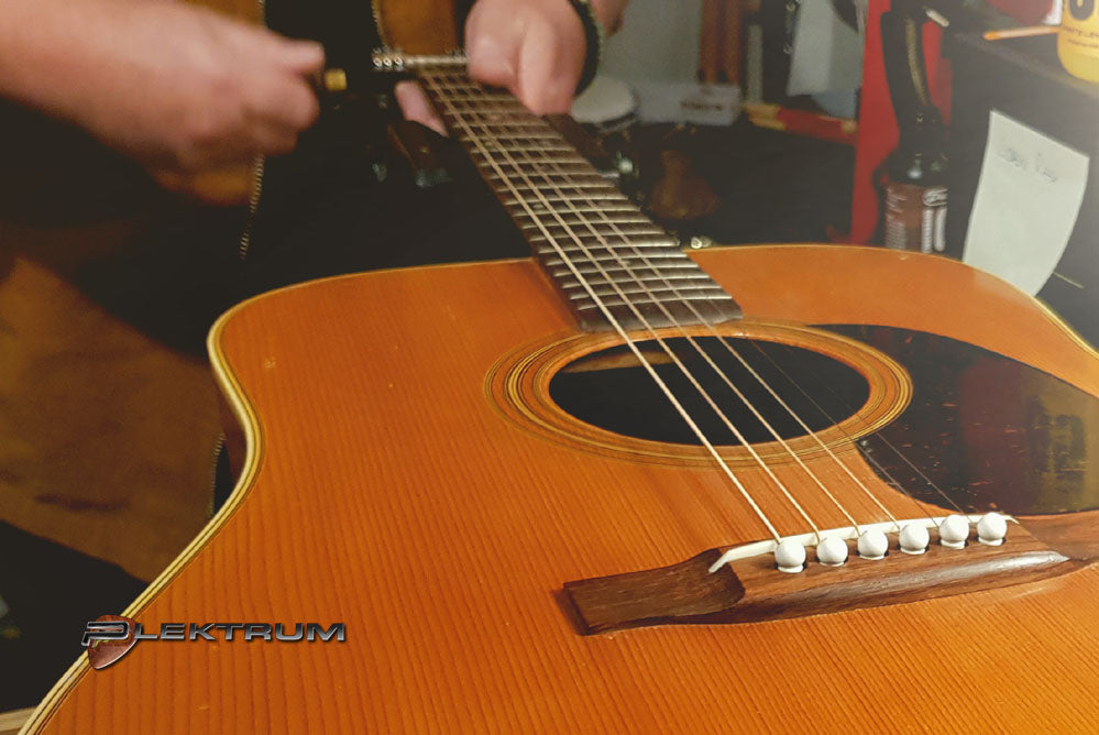 Guitar Reparation: Justering af Western guitar m/nye strenge