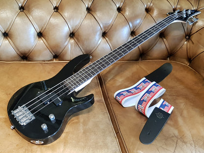 Begynder el-bas guitar med guitarrem.