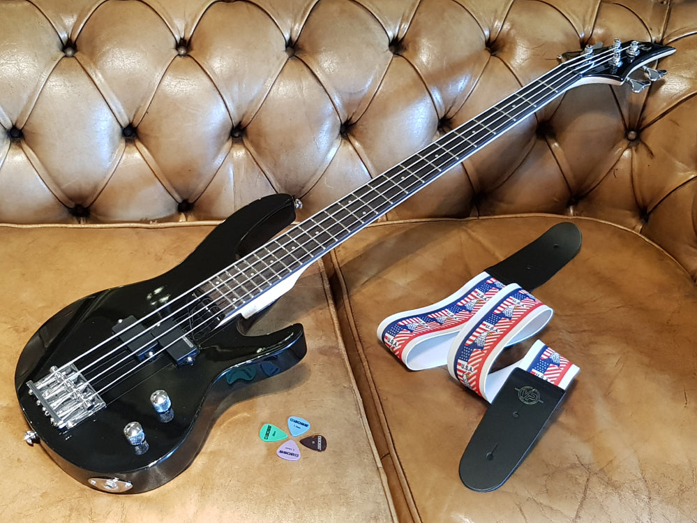 Begynder el-bas guitar med guitarrem og plektre.