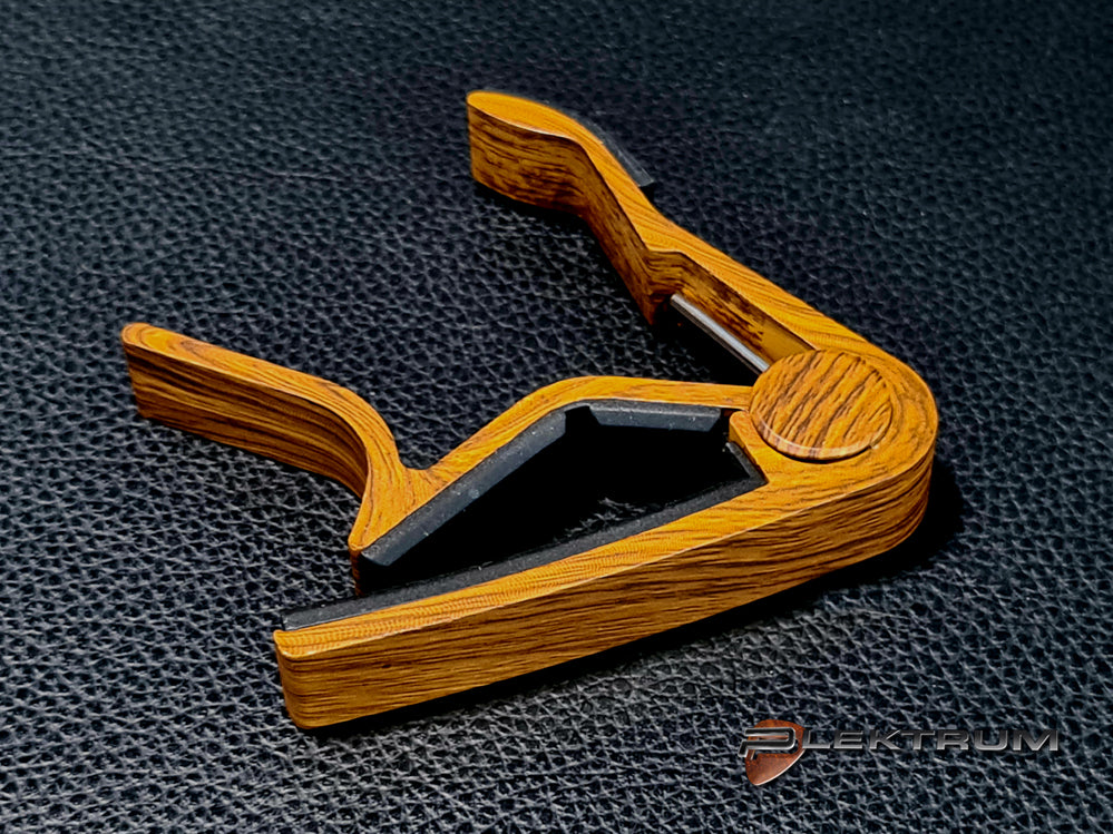Capo i træfinish til Western guitar