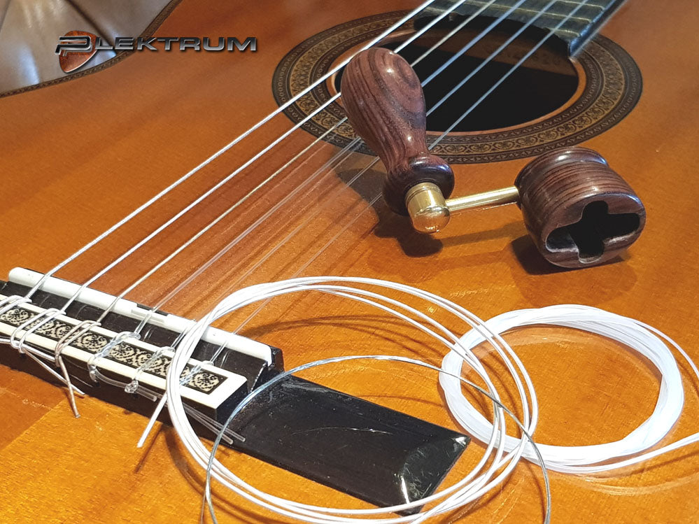 Guitar Reparation: Nye Strenge på spansk guitar