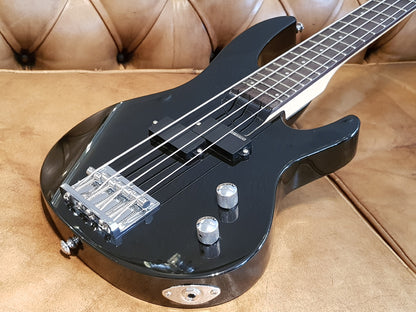 Begynder el-bas guitar med guitarrem og plektre.