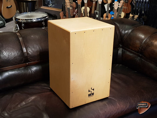 SARGA canadisk Cajon i Natur.